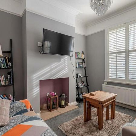 Entire 2-Bedroom House With Garden York Eksteriør bilde