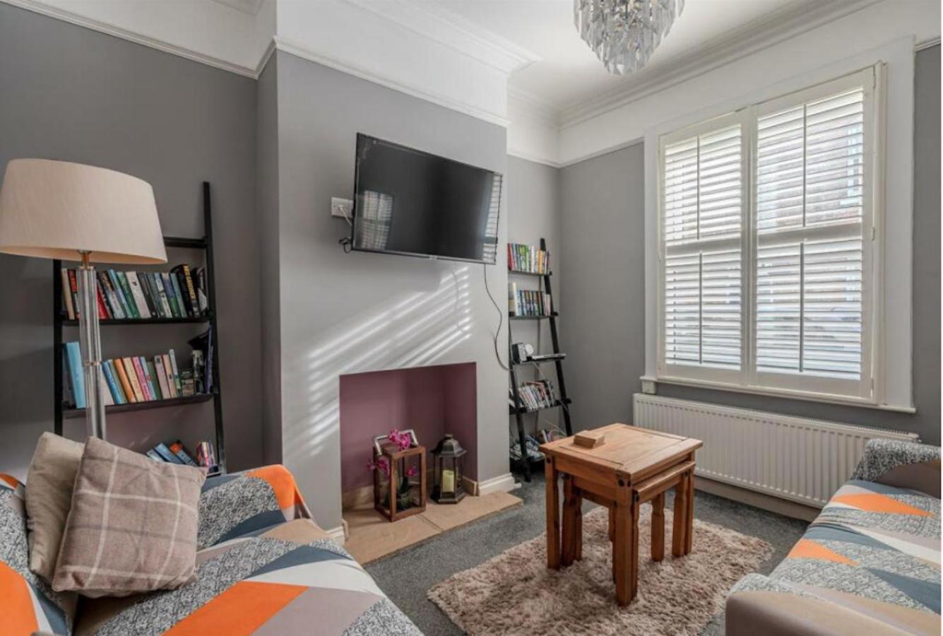 Entire 2-Bedroom House With Garden York Eksteriør bilde